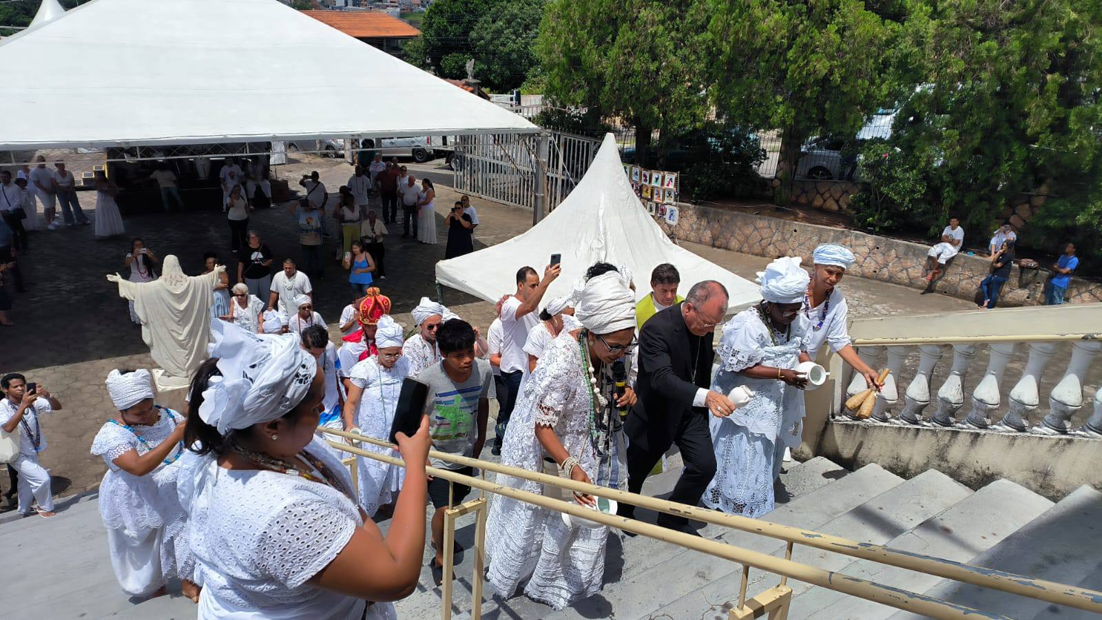 Bispo de Bragança Paulista promove inaceitável encontro inter-religioso